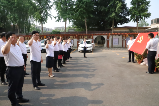 清丰县自然资源局开展新党员入党宣誓和党员重温入党誓词的活动 